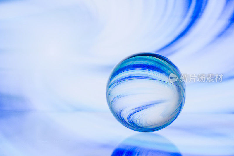 抽象的玻璃球与网格背景图案