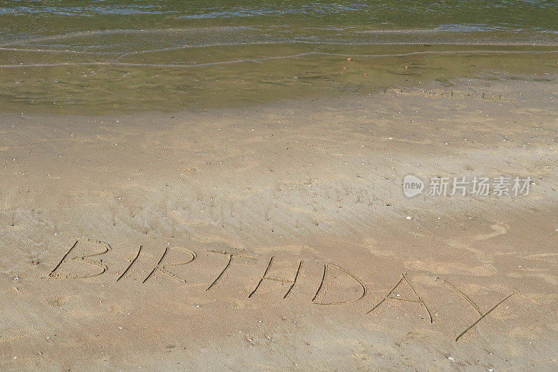 图片的标签标签写在阳光沙滩上的生日词写在沙滩上，Palolem海滩，印度果阿，概念社交媒体照片的手写在金色的沙子与现代标签前缀