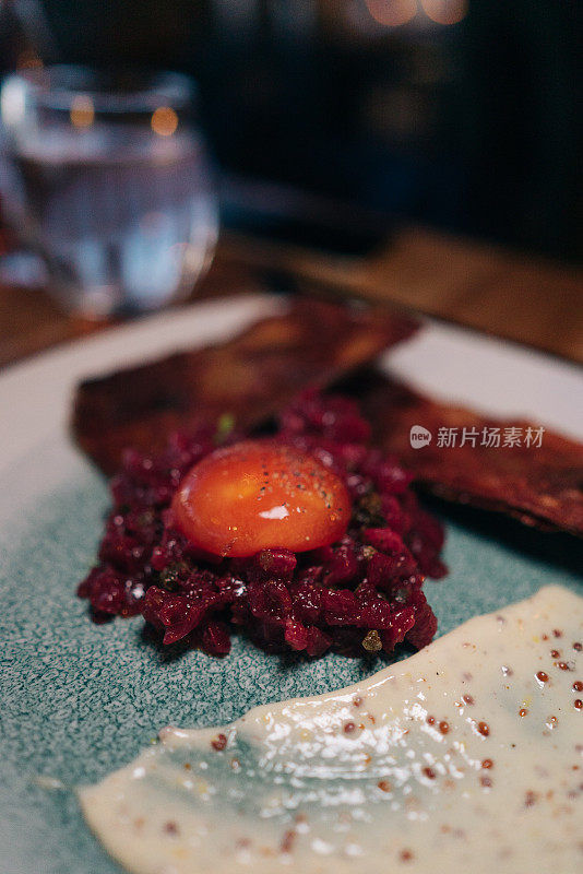 美味的鞑靼牛肉和蛋黄在一个精致的餐厅