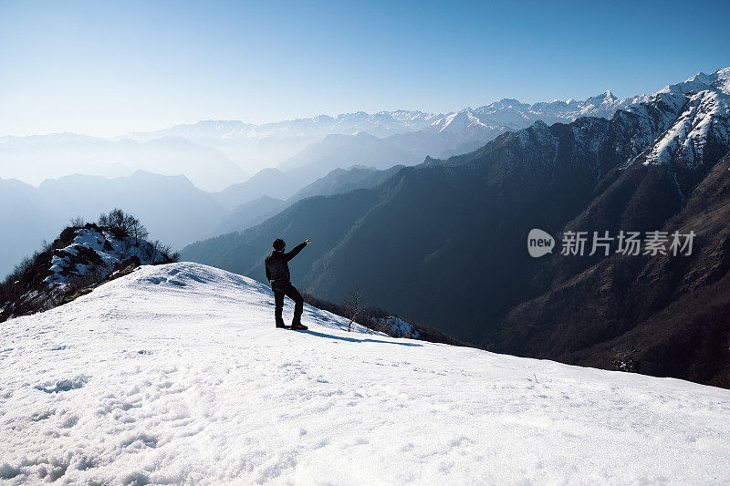 一个看山全景的人暗示着地平线上有什么东西