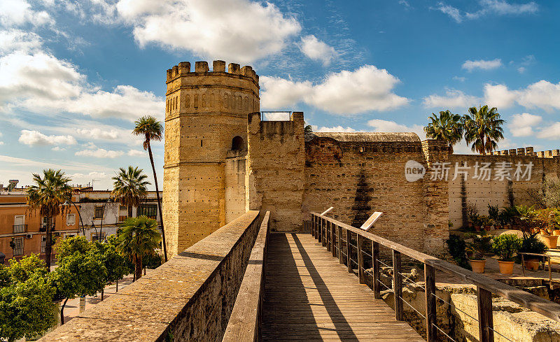 西班牙南部赫雷斯德拉弗龙特拉的历史城堡的部分视图。