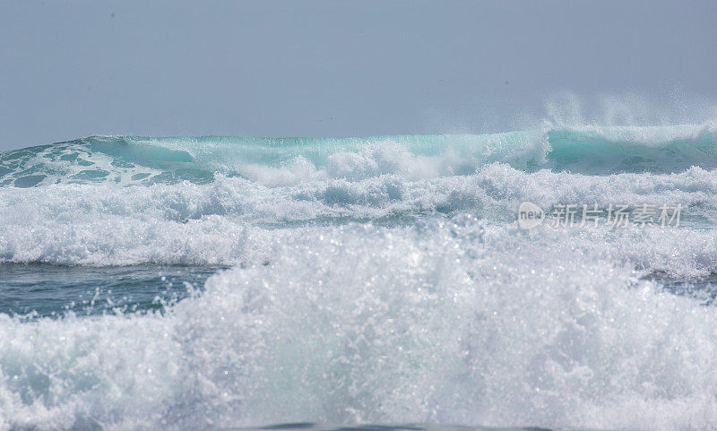 新西兰:在皮哈海滩冲浪
