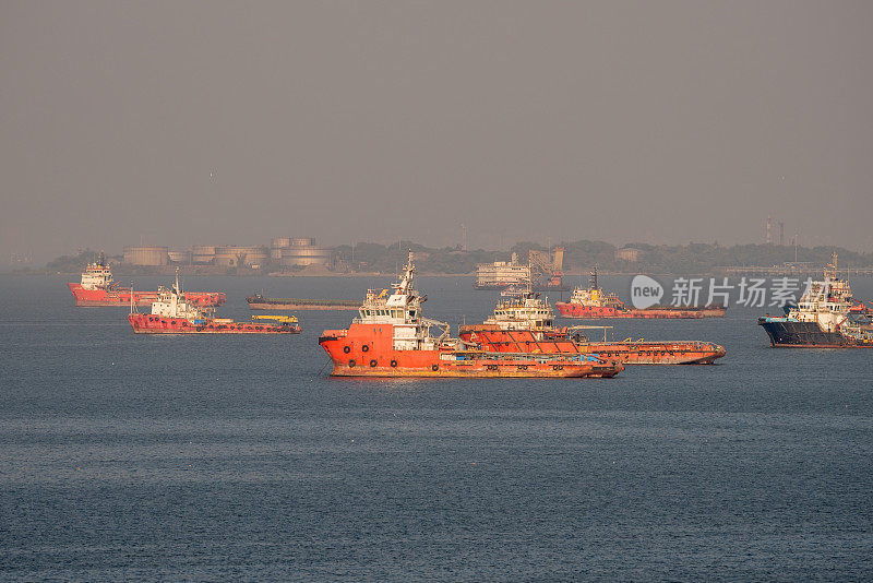 商业船只停泊在孟买附近