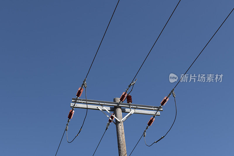 电线杆由木头制成的支撑架空电力线路的电线杆