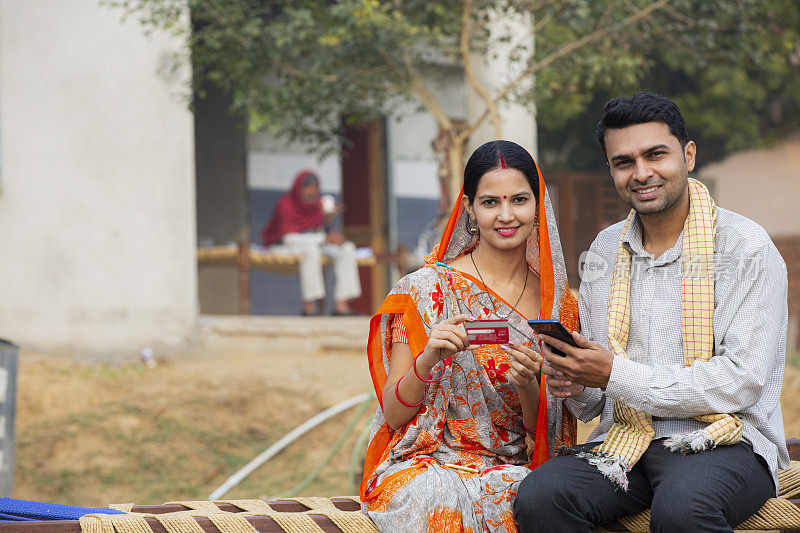印度夫妇在网上购物的村庄库存照片