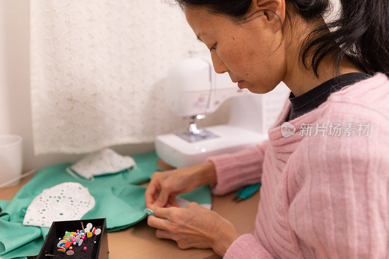 一名日本妇女在家里制作面具