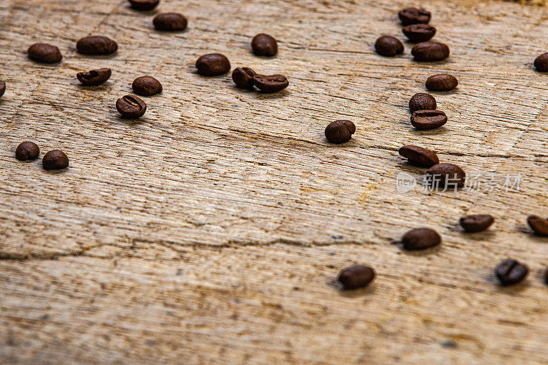 质朴的木质背景和松散的咖啡豆