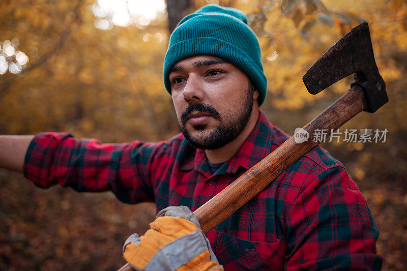 举着斧头的年轻伐木工的肖像