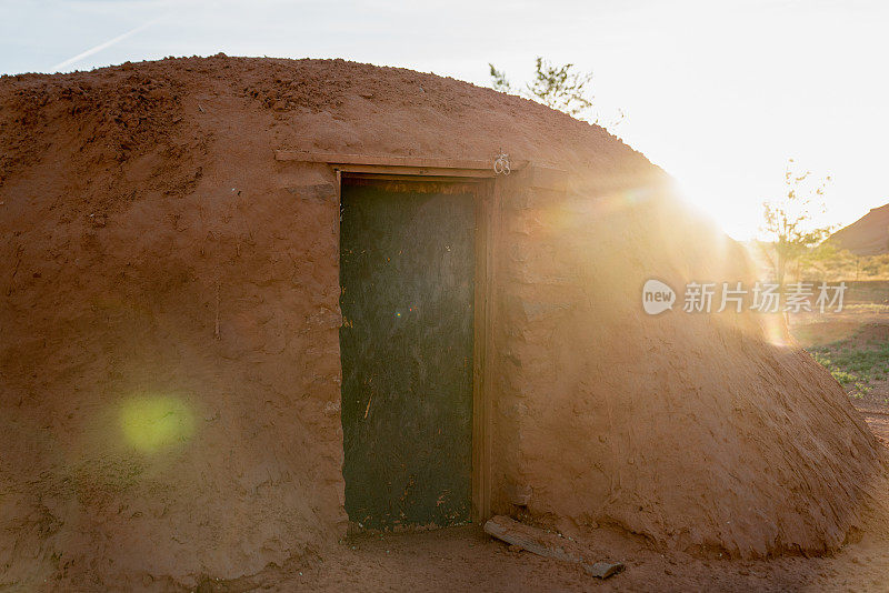 日落时分，亚利桑那纪念碑谷纳瓦霍公园上的一个纳瓦霍家庭