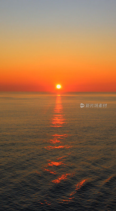 在海上日落