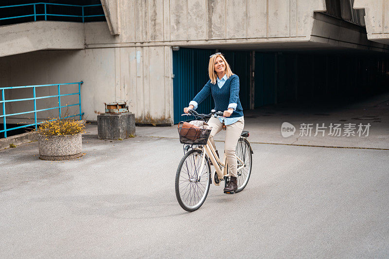 骑自行车的女人