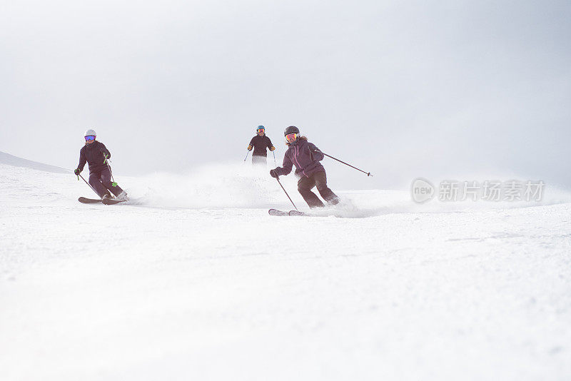 一群朋友一起滑雪