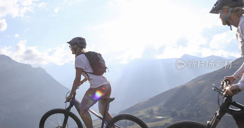 女性山地电动自行车骑过高山草甸
