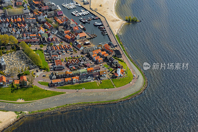 鸟瞰图上的前Urk岛在IJsselmeer的海岸在弗莱弗兰，荷兰