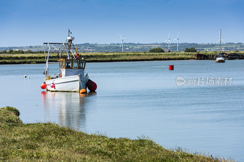英国肯特郡法弗沙姆河上的渔船