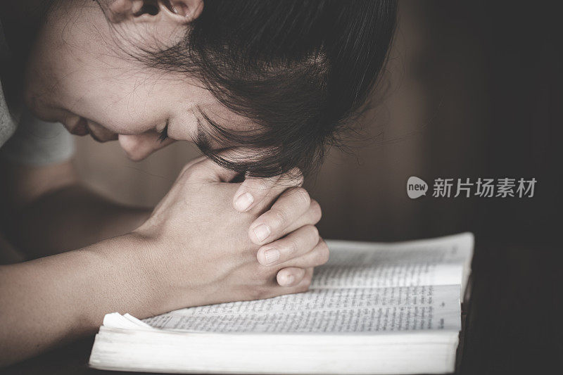 女人手持圣经向上帝祈祷。女人祈求上帝保佑。宗教信仰基督徒的生活危机向上帝祈祷。