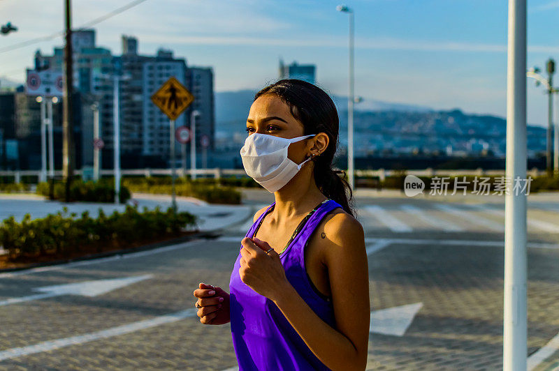 一个年轻女子在街上奔跑，在新常态中