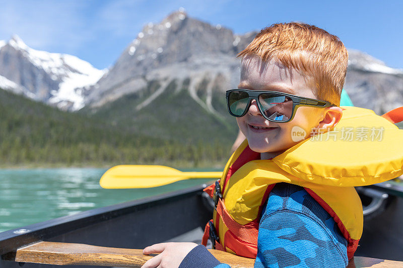 加拿大，不列颠哥伦比亚省，尤霍国家公园，夏天翡翠湖的家庭皮划艇