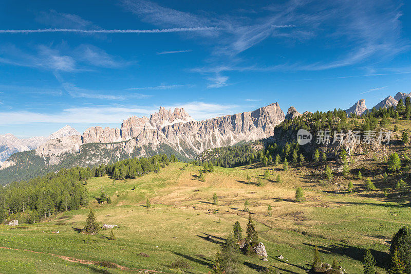 广角视野，早晨日出的自然风景著名的焦多洛米特山脉意大利风景