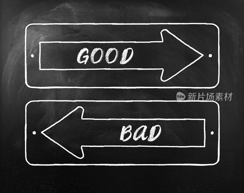 选择坏或好的相反箭头在黑板上