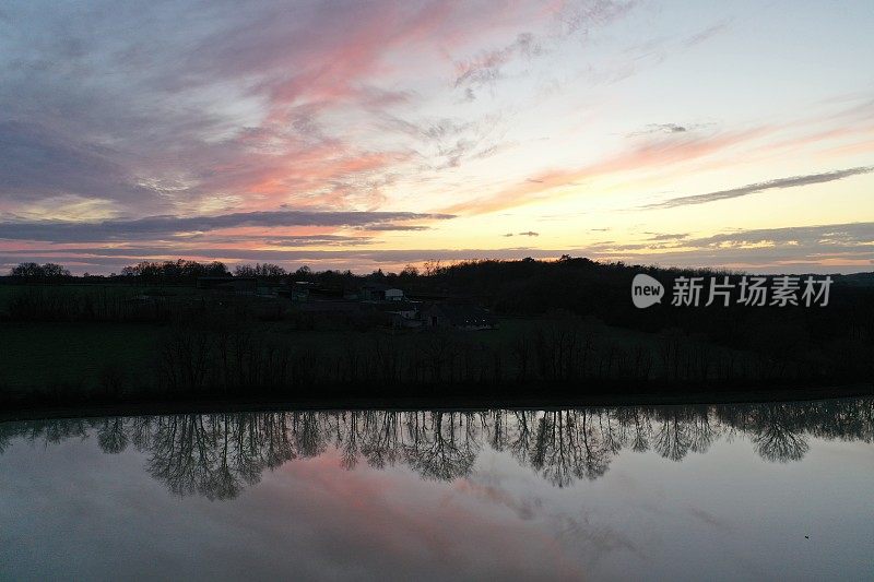 平静的湖面掠过湖面