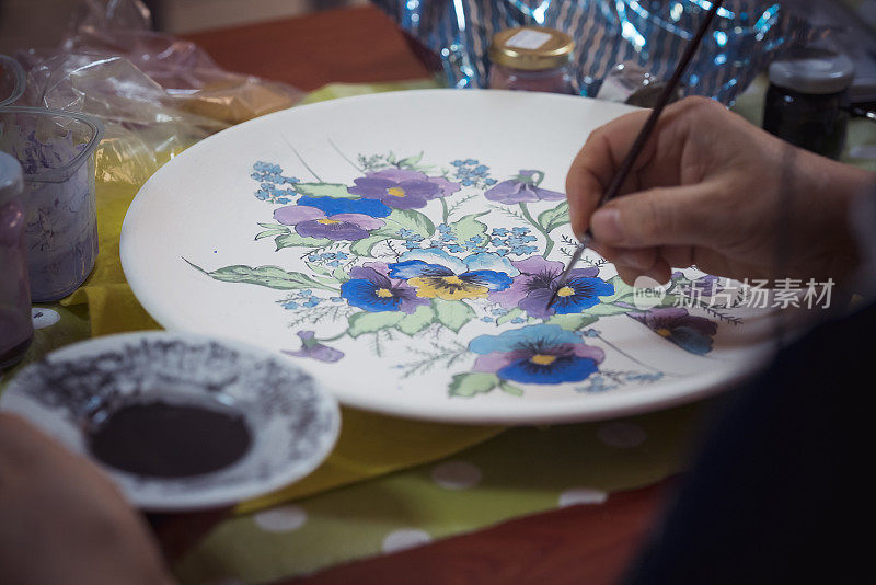 用画笔在陶瓷盘子上画花
