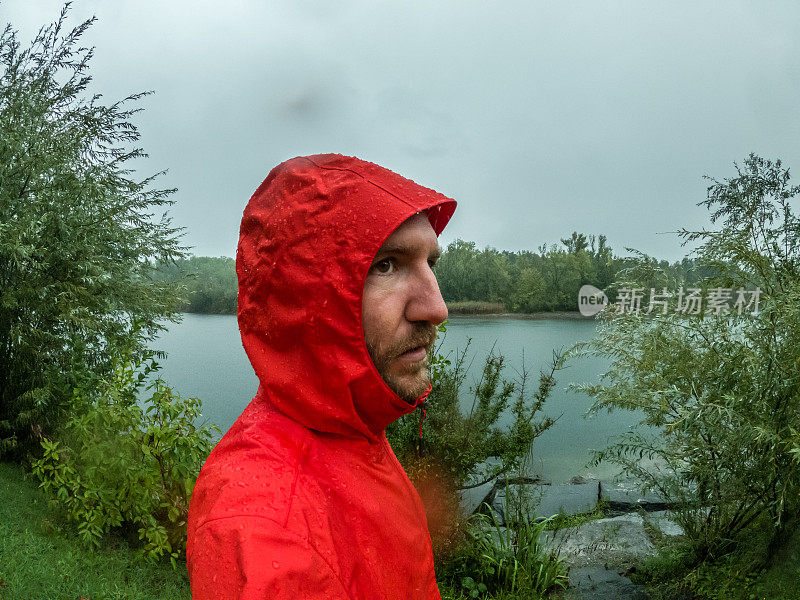 一幅男人在露营时被困在暴风雨中的肖像