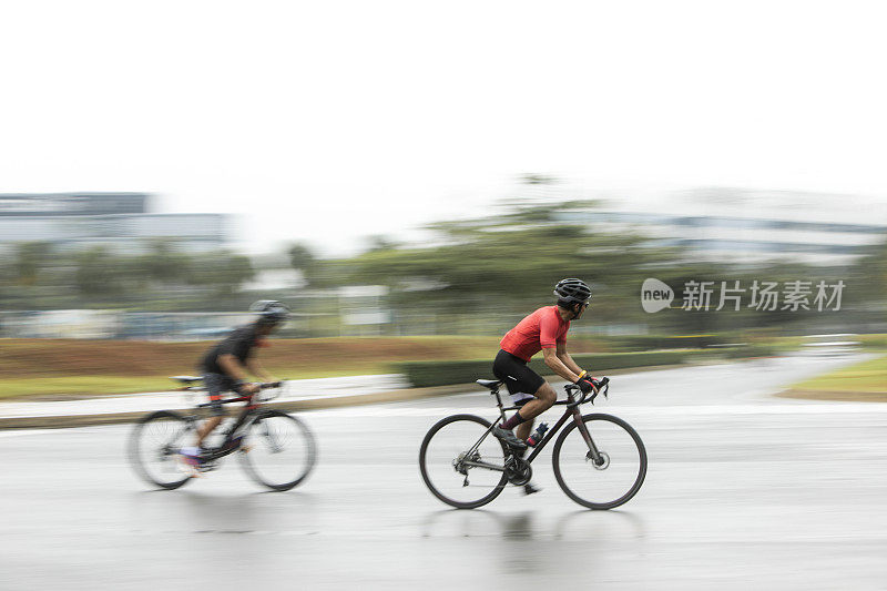 男子标准公路自行车比赛在平移照片