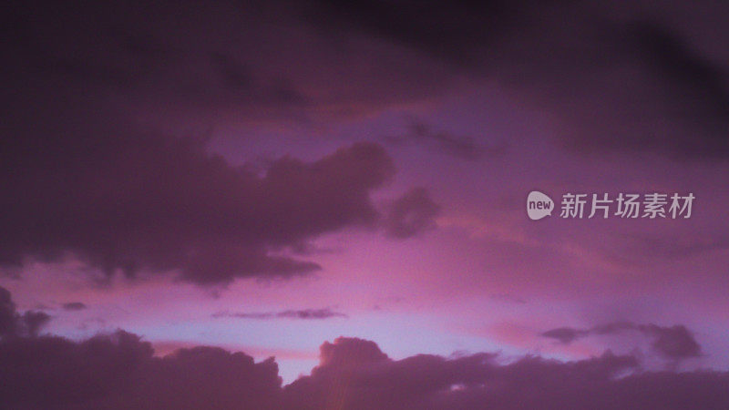雷雨过后的紫色天空