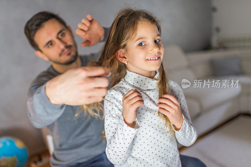 爸爸的女儿准备去上学了