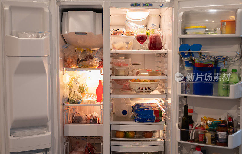 装满食物的冰箱