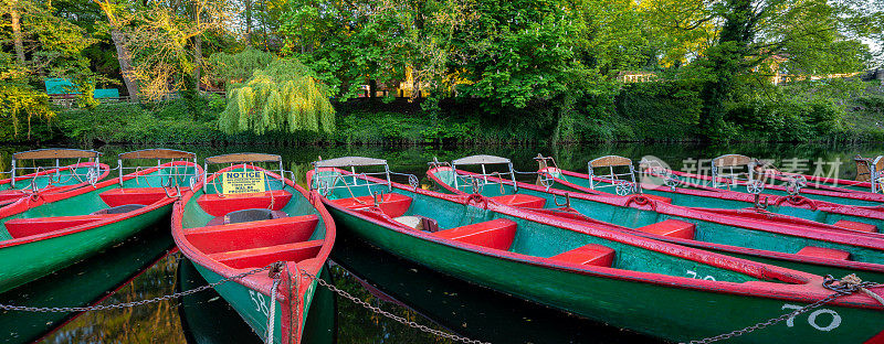 在英国北约克郡的集镇纳雷斯伯勒，游客休闲划艇停泊在Nidd河上