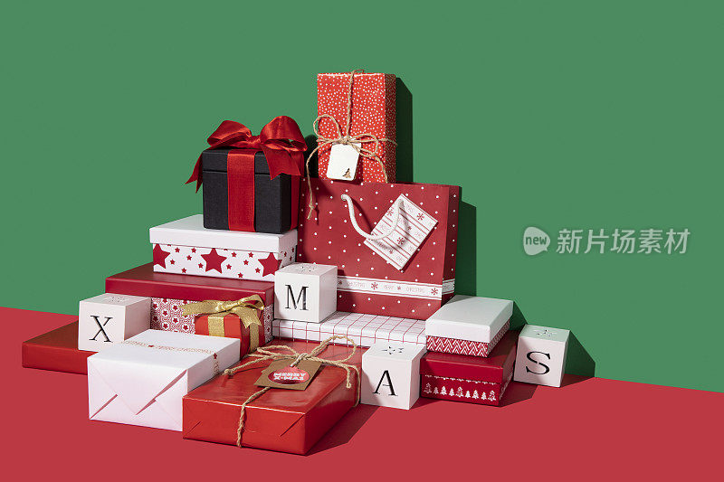 圣诞礼盒上的绿色和红色的背景