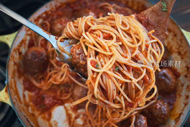 用平底锅准备肉丸和意大利面番茄酱