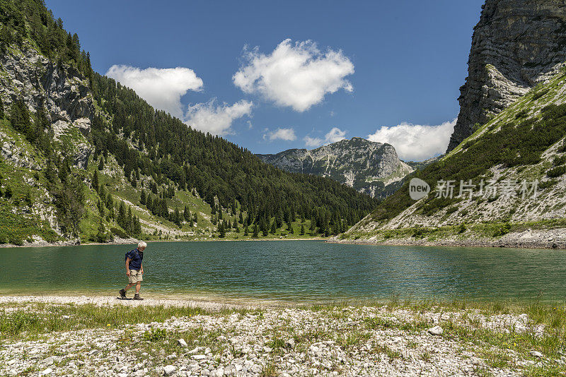 人们沿着特里格拉夫国家公园的克伦湖徒步旅行，