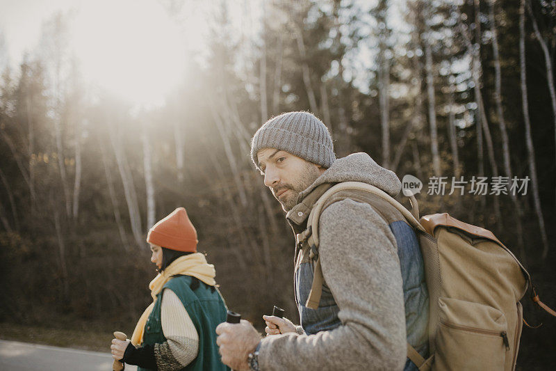 一对年轻夫妇在大自然中漫步