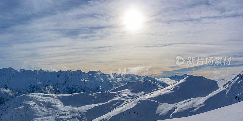 俯瞰奥地利Tiroler阿尔卑斯皑皑的山脉