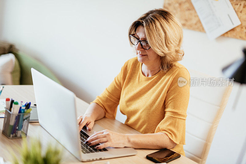 在大流行期间在家工作的成熟商业女性——参加在线课程的高级女性