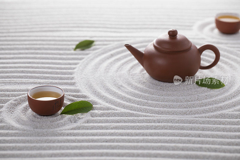 中国茶壶和茶杯在枯山水上富有禅意的意境