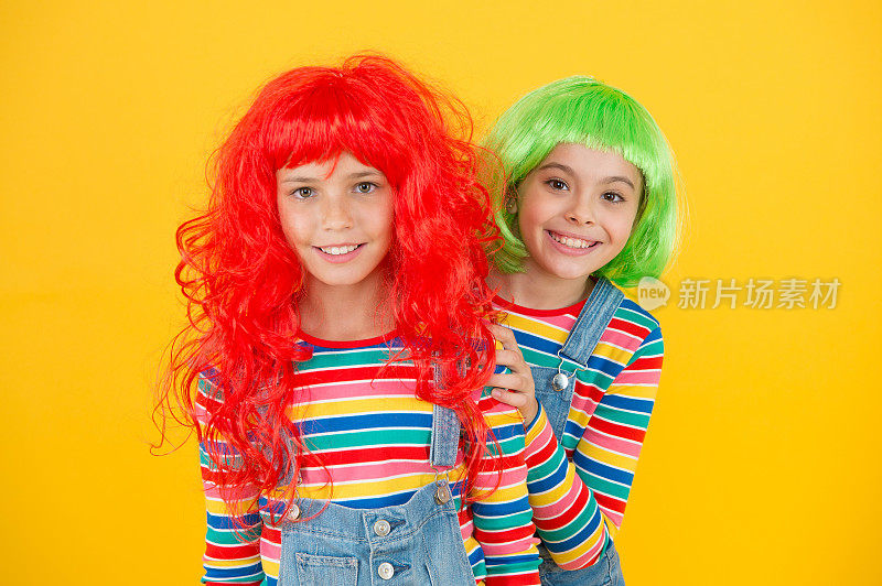 表达的自由。彩色发夹在接发。改变颜色。有活力发型的孩子女孩。色素染头发。幻想的头发的趋势。姐妹们很开心。半永久色膏