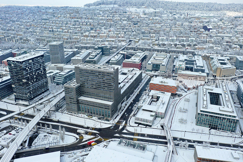 苏黎世市5区被雪覆盖