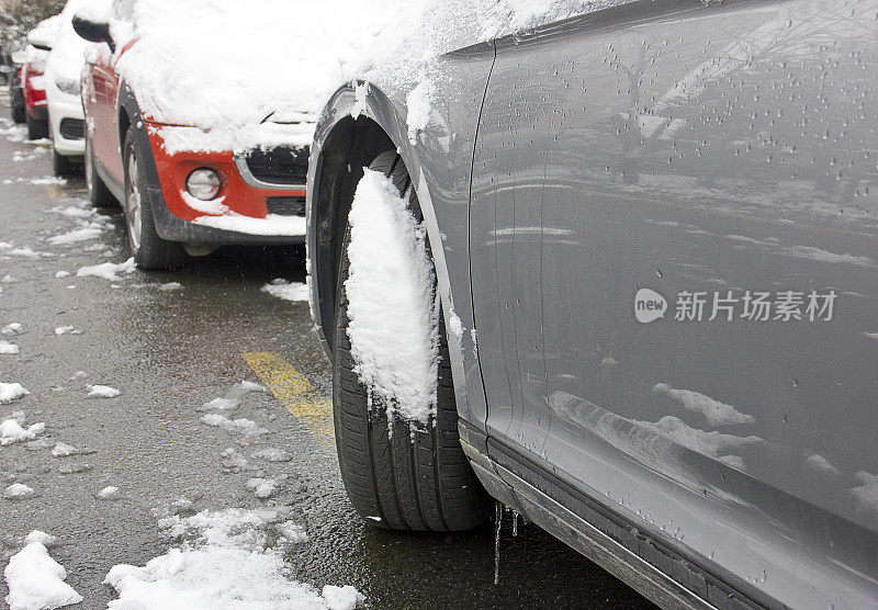 汽车轮胎在被雪覆盖的冬季道路上行驶