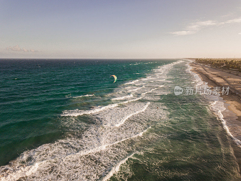 无人机拍摄的青色海浪横扫佛罗里达州棕榈滩2021年