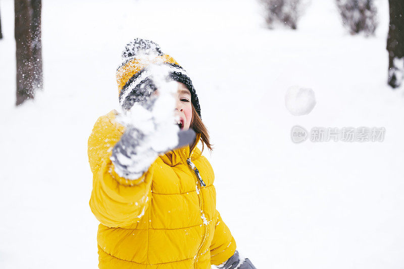 小男孩在雪地里玩