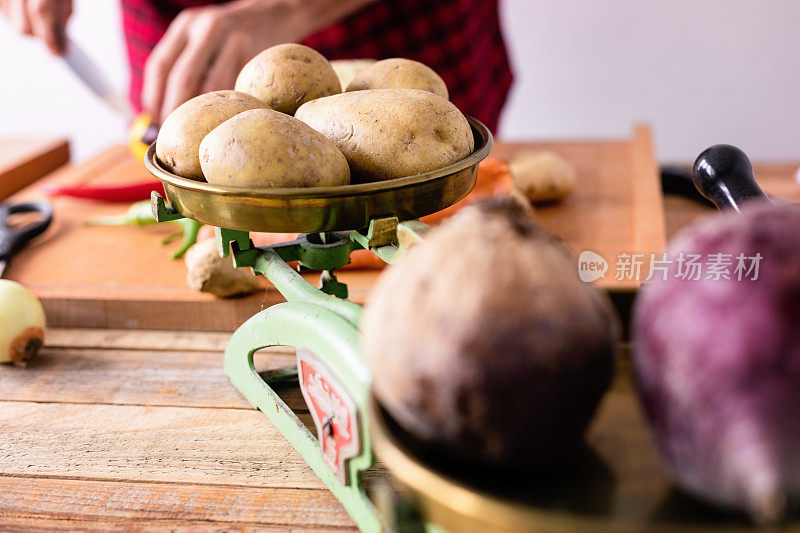 准备蔬菜汤，根菜