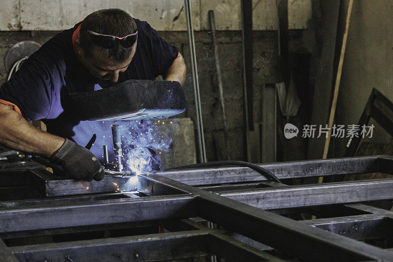 大殿用焊枪焊接金属型材的工业焊机