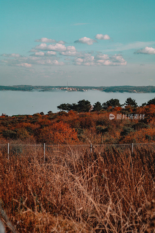 Sarıyer-Yeniköy乡村地方，高位置红色和蓝色的乡村景色