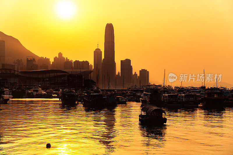 维多利亚港铜锣湾避风塘的日落景象，