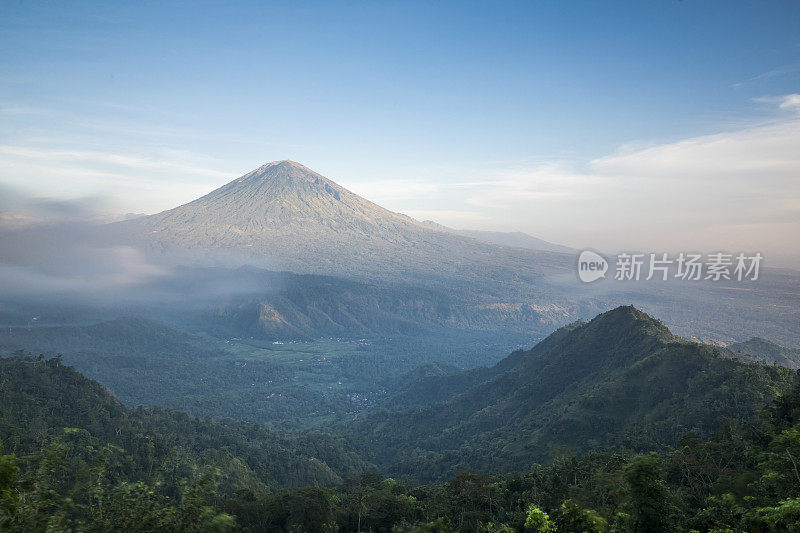 巴厘岛阿贡火山的日出全景图