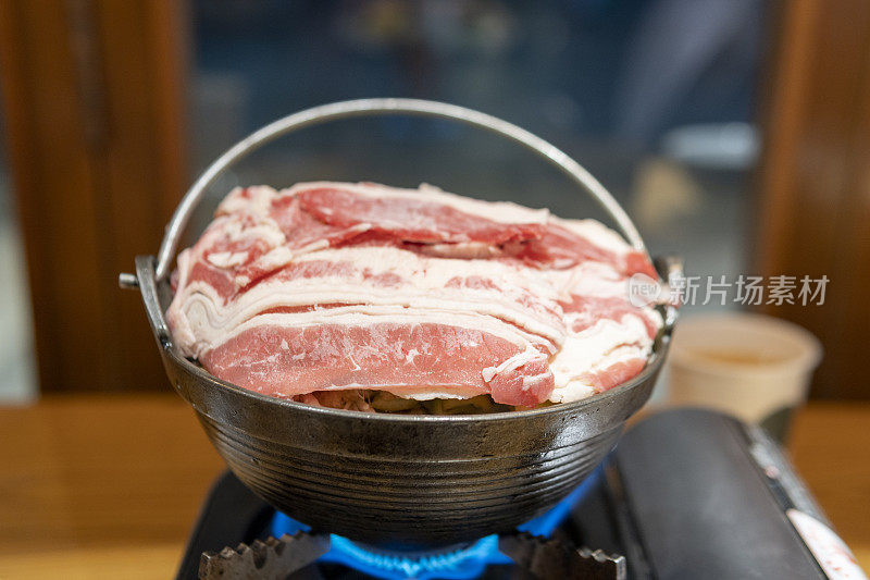 美味的牛肉和蔬菜sukiyaki在餐厅